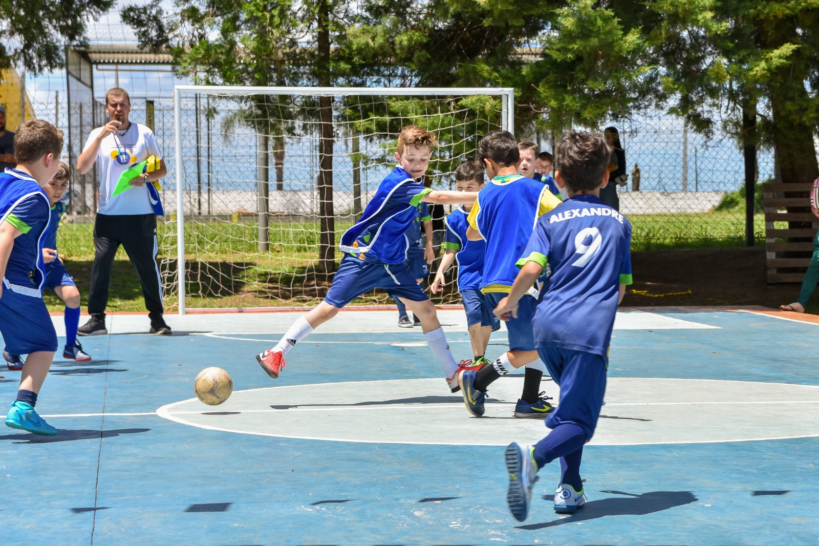 imagem de crianças em aulas de futebol escola trilhando o futuro