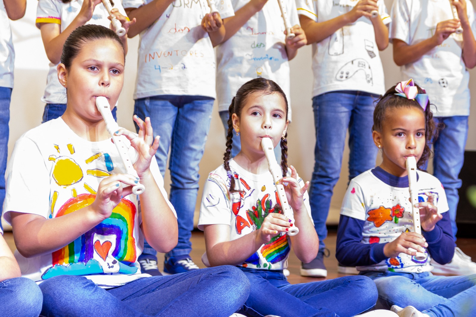 imagem de crianças em aula de Musicalização na escola trilhando o futuro